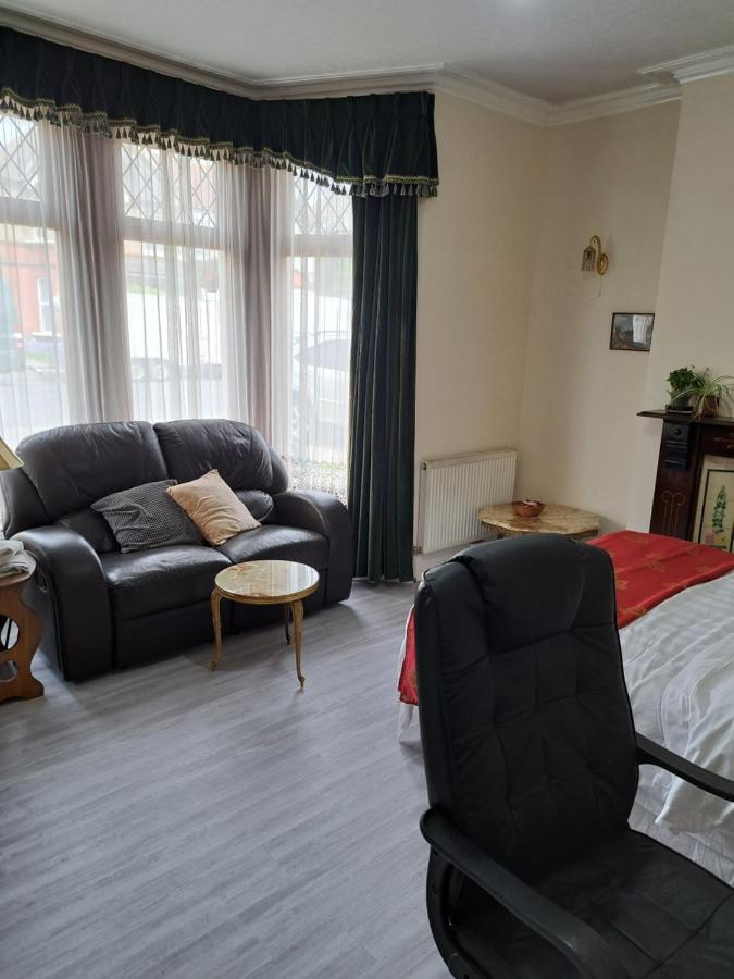 Luxury 5 Bedroom Near Seven Kings Train Station- 5 Room, 6 Bed And Sleeps 8 Guest Vakantiehuis *