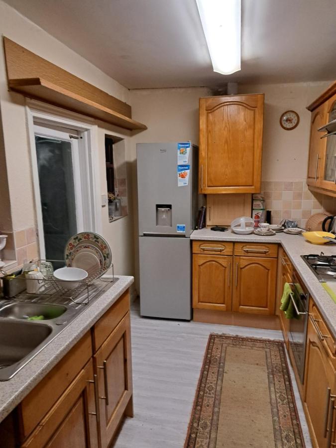 Luxury 5 Bedroom Near Seven Kings Train Station- 5 Room, 6 Bed And Sleeps 8 Guest Londen