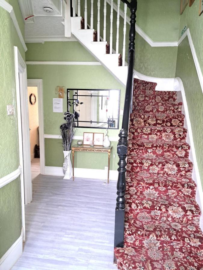 Luxury 5 Bedroom Near Seven Kings Train Station- 5 Room, 6 Bed And Sleeps 8 Guest Vakantiehuis