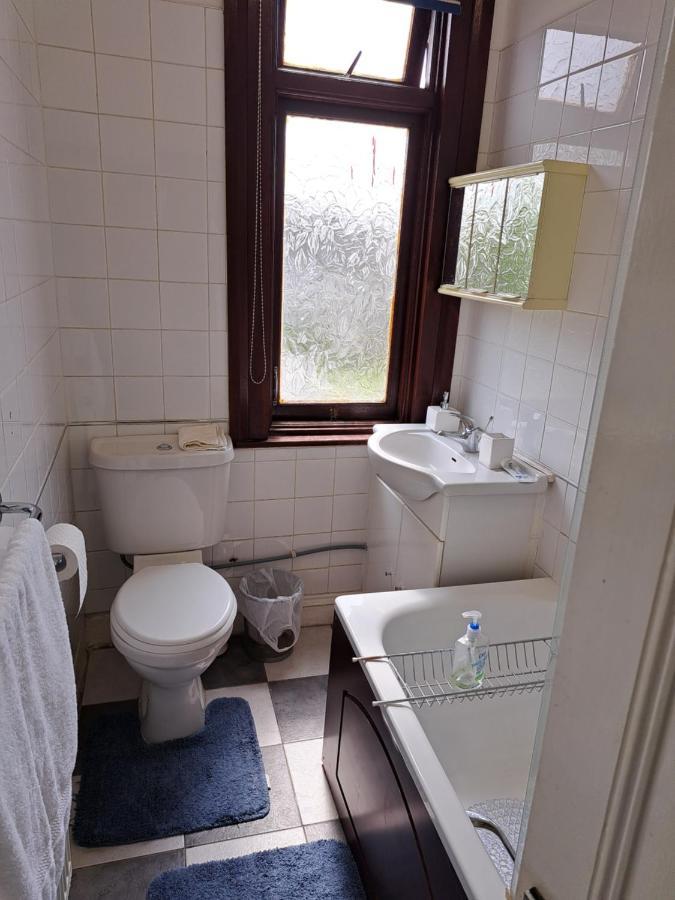 Vakantiehuis Luxury 5 Bedroom Near Seven Kings Train Station- 5 Room, 6 Bed And Sleeps 8 Guest