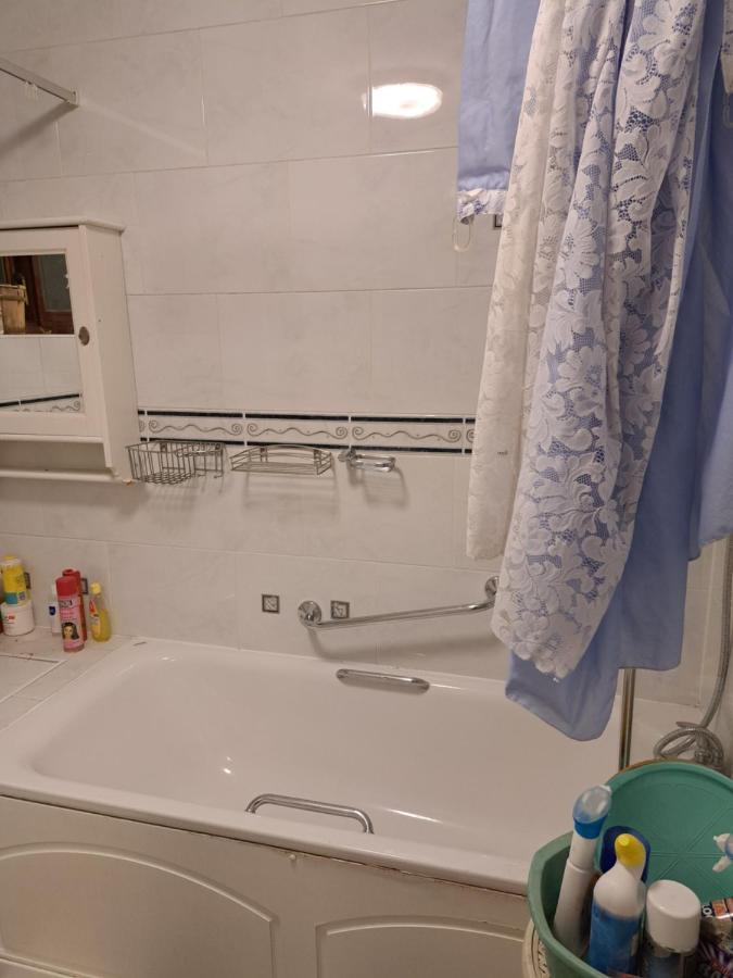 Luxury 5 Bedroom Near Seven Kings Train Station- 5 Room, 6 Bed And Sleeps 8 Guest * Londen