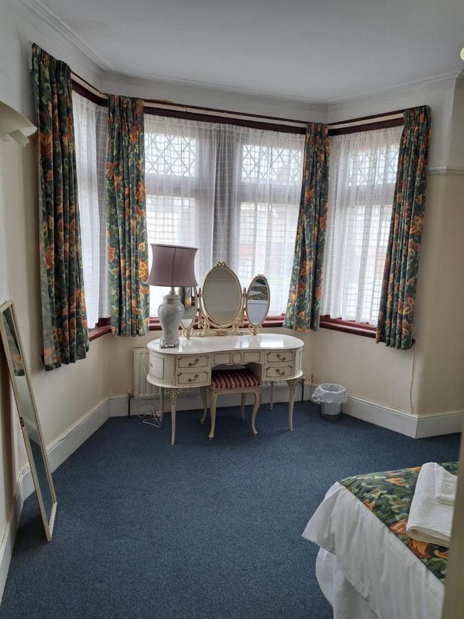 Luxury 5 Bedroom Near Seven Kings Train Station- 5 Room, 6 Bed And Sleeps 8 Guest *