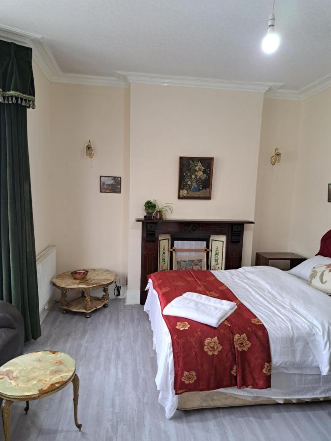 Luxury 5 Bedroom Near Seven Kings Train Station- 5 Room, 6 Bed And Sleeps 8 Guest