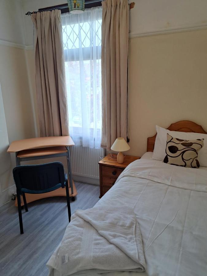 Luxury 5 Bedroom Near Seven Kings Train Station- 5 Room, 6 Bed And Sleeps 8 Guest Vakantiehuis