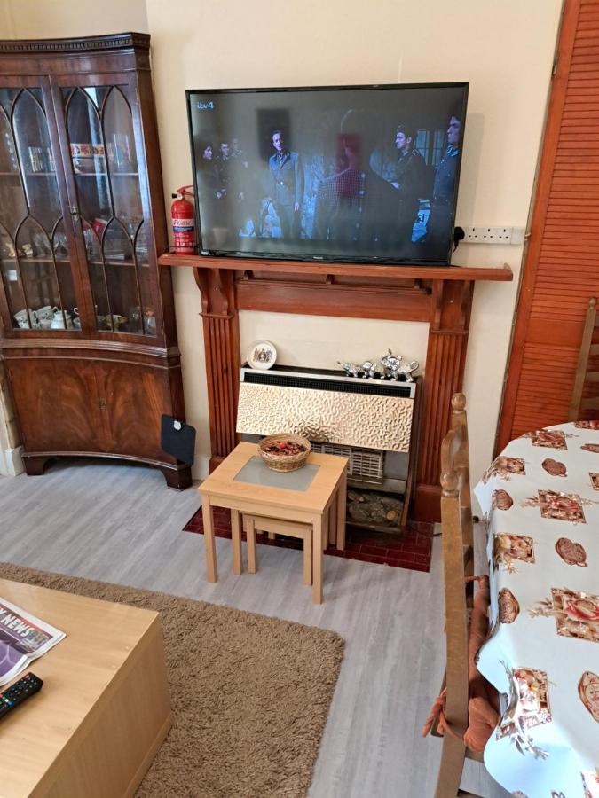 Luxury 5 Bedroom Near Seven Kings Train Station- 5 Room, 6 Bed And Sleeps 8 Guest