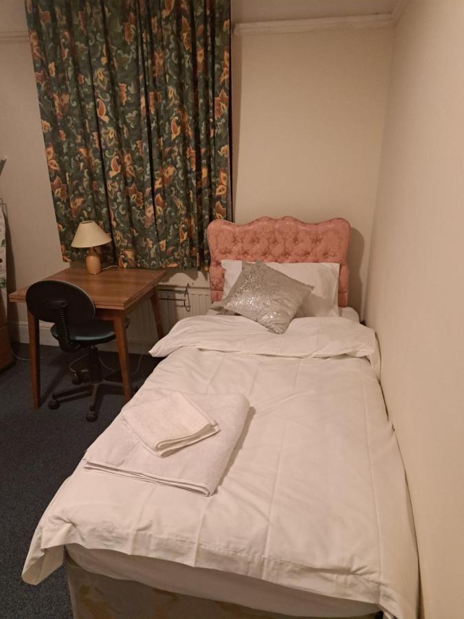 Luxury 5 Bedroom Near Seven Kings Train Station- 5 Room, 6 Bed And Sleeps 8 Guest Londen