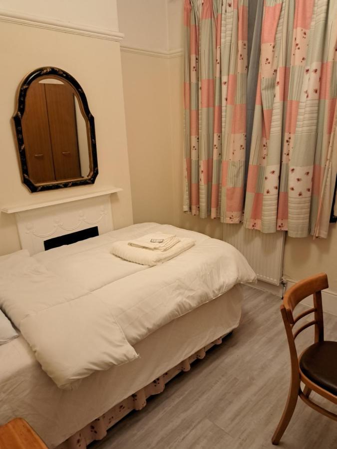 Luxury 5 Bedroom Near Seven Kings Train Station- 5 Room, 6 Bed And Sleeps 8 Guest * Londen