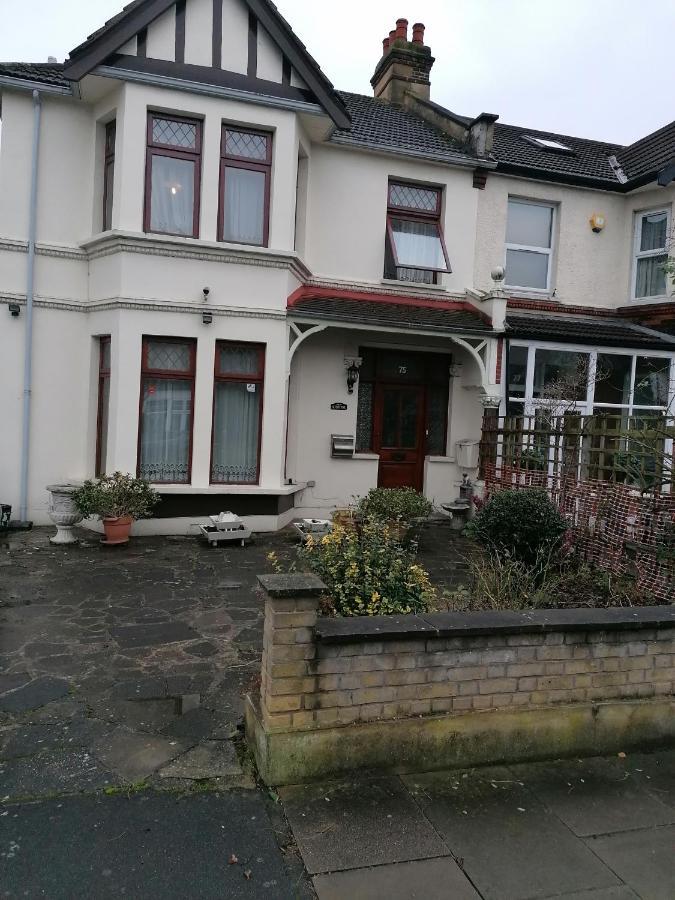 Luxury 5 Bedroom Near Seven Kings Train Station- 5 Room, 6 Bed And Sleeps 8 Guest Londen