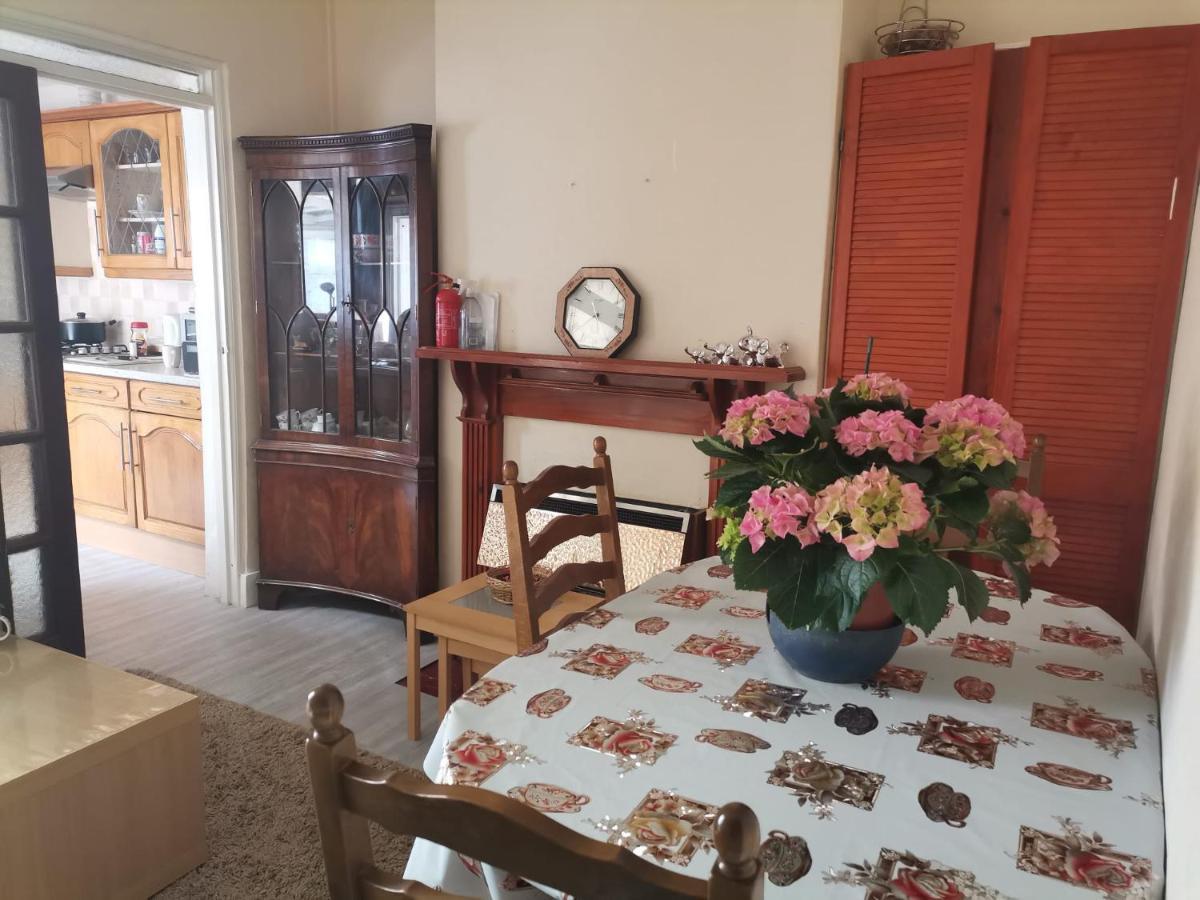 Vakantiehuis Luxury 5 Bedroom Near Seven Kings Train Station- 5 Room, 6 Bed And Sleeps 8 Guest Londen
