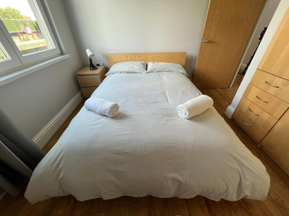 Appartement Modern Flat Near Transports Londen