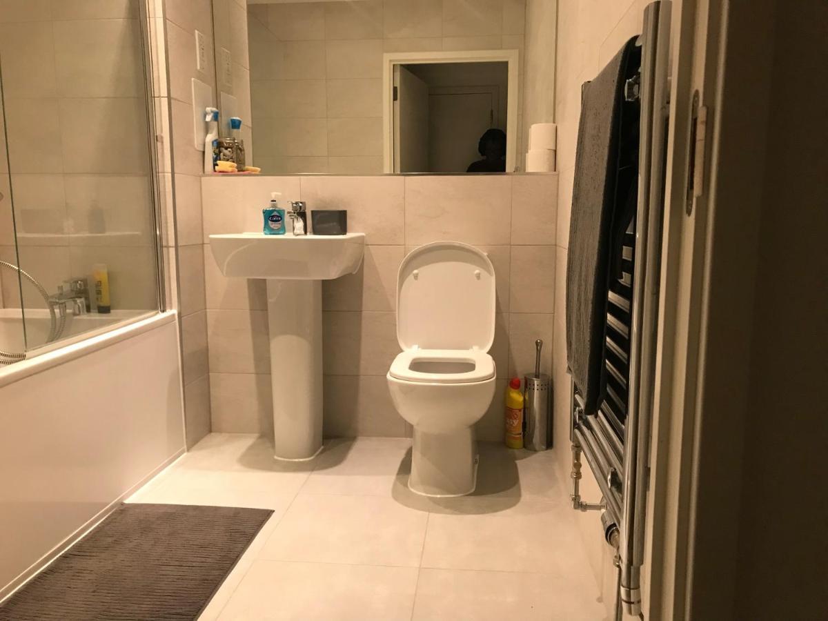 Private & Private Bathroom In Park Royal * Londen