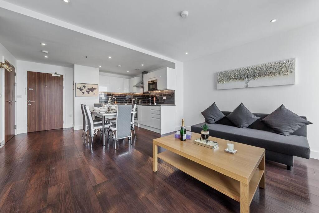 Beautiful Living Sleep 7 In Bp34 Apartment London