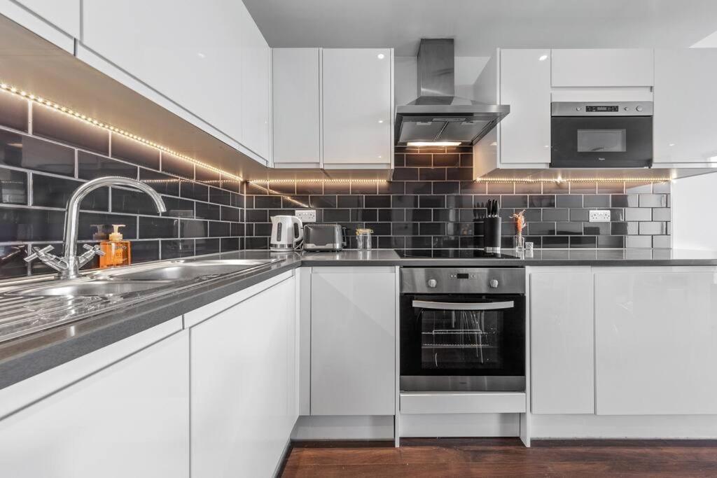 Beautiful Living Sleep 7 In Bp34 Apartment London