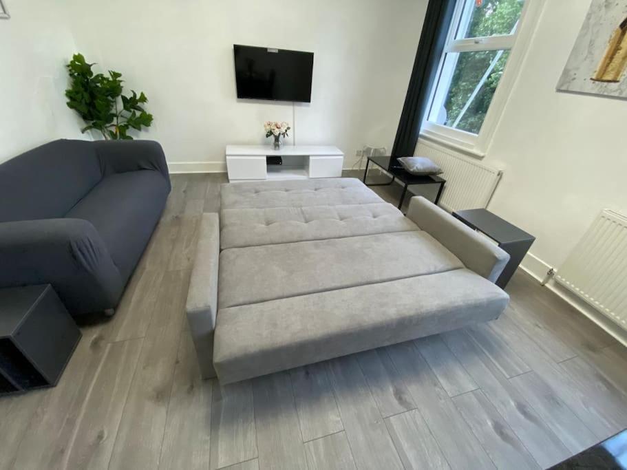 2 Bedroom Flat In London