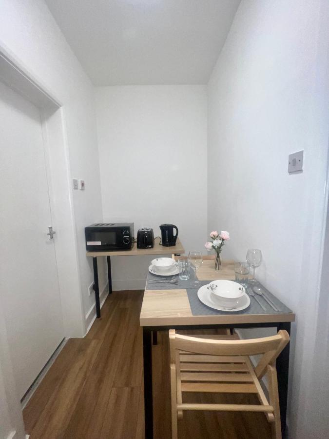 Leisure Studio Flat In Golders *