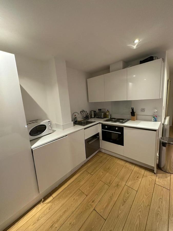 Piccadilly Living 1 Bedroom Flat In Vr11 *