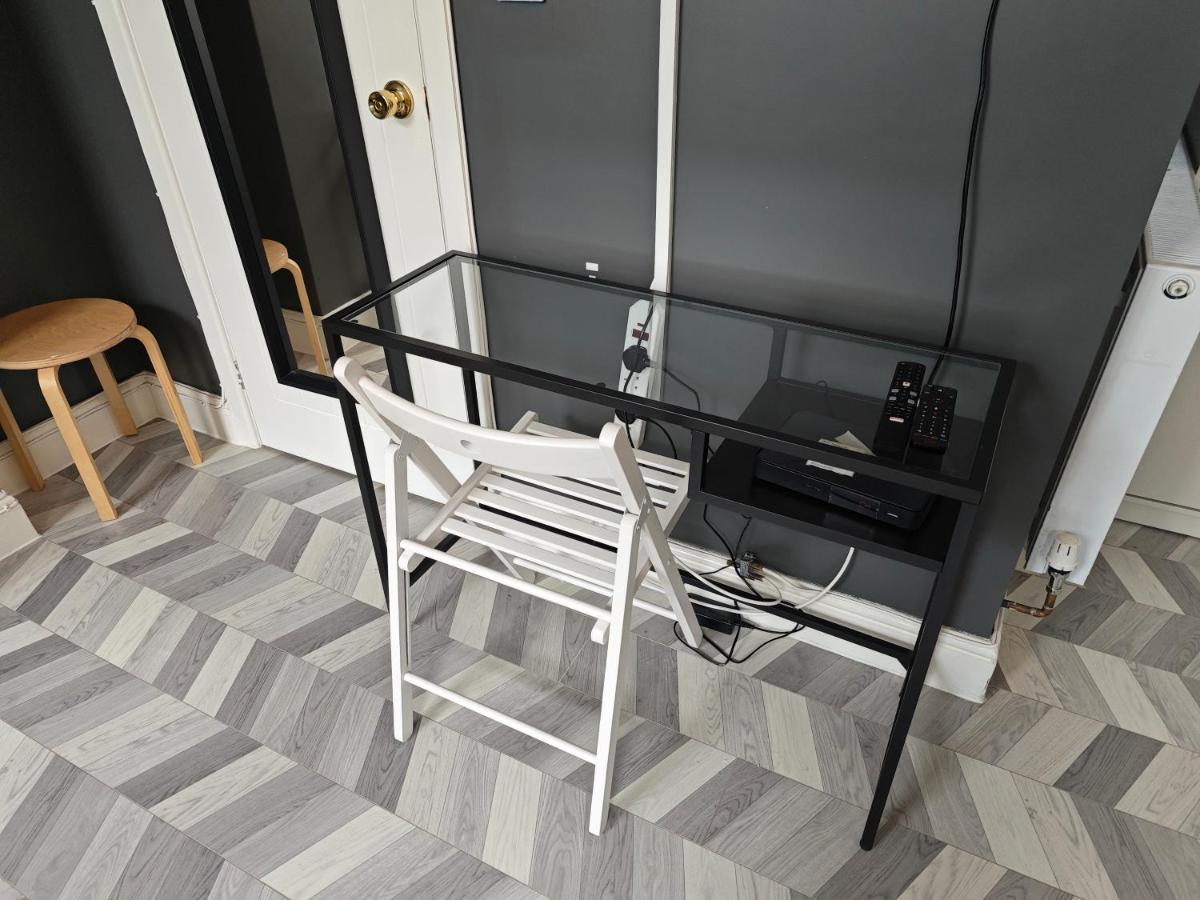 2 Bedroom 2 Bathroom In Old St - Shoreditch - Zone 1 Apartment London
