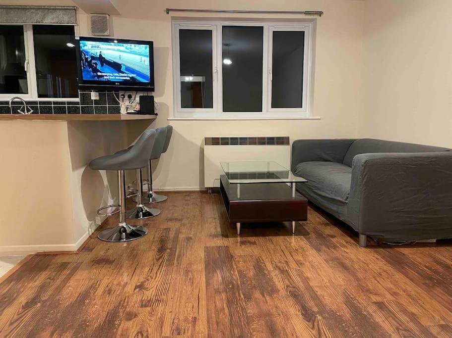 Self Contained 1 Bed Flat Next To Transport For Canary Wharf And Excel, O2 With Free Parking * London