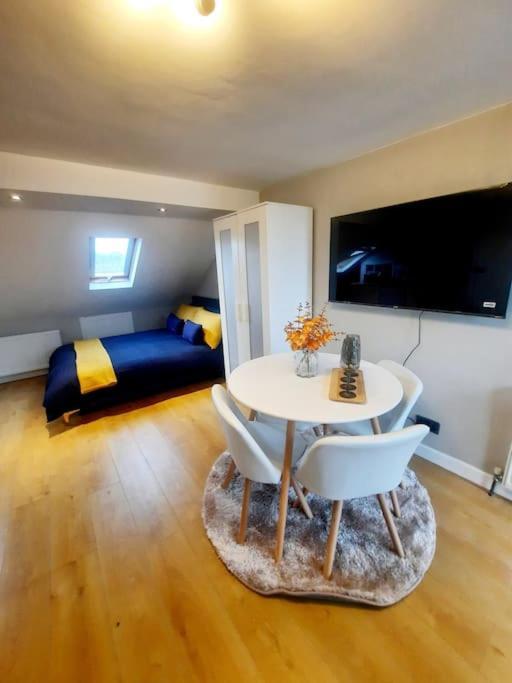 Apartment Alross Flat / Private Bathroom London