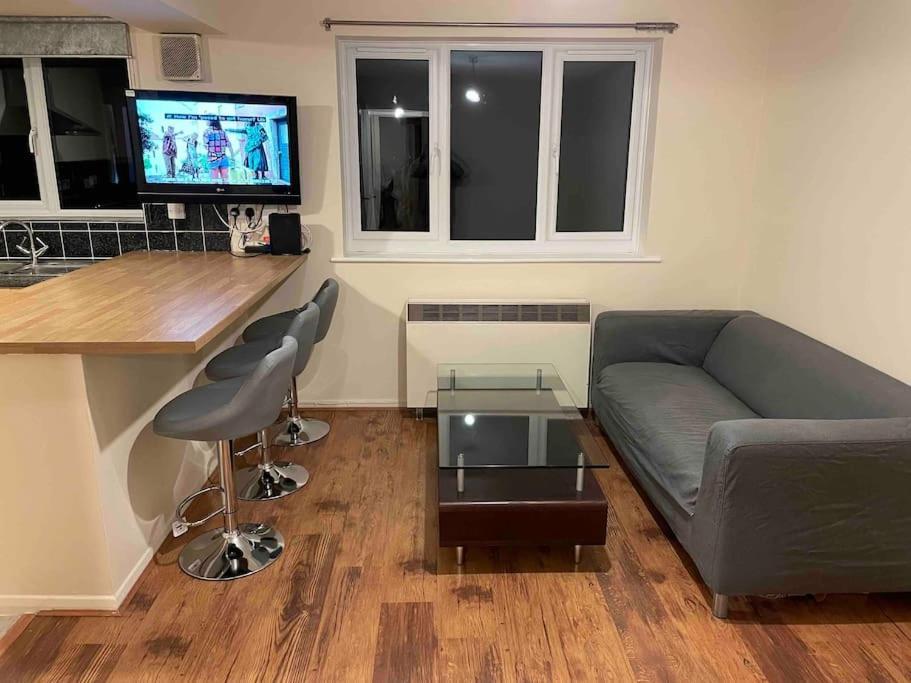 Apartment Self Contained 1 Bed Flat Next To Transport For Canary Wharf And Excel, O2 With Free Parking London