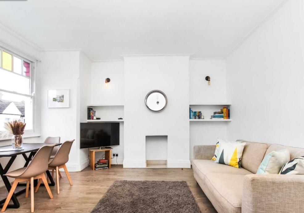Bright And Stylish 2 Bedroom First Floor Flat Appartement *