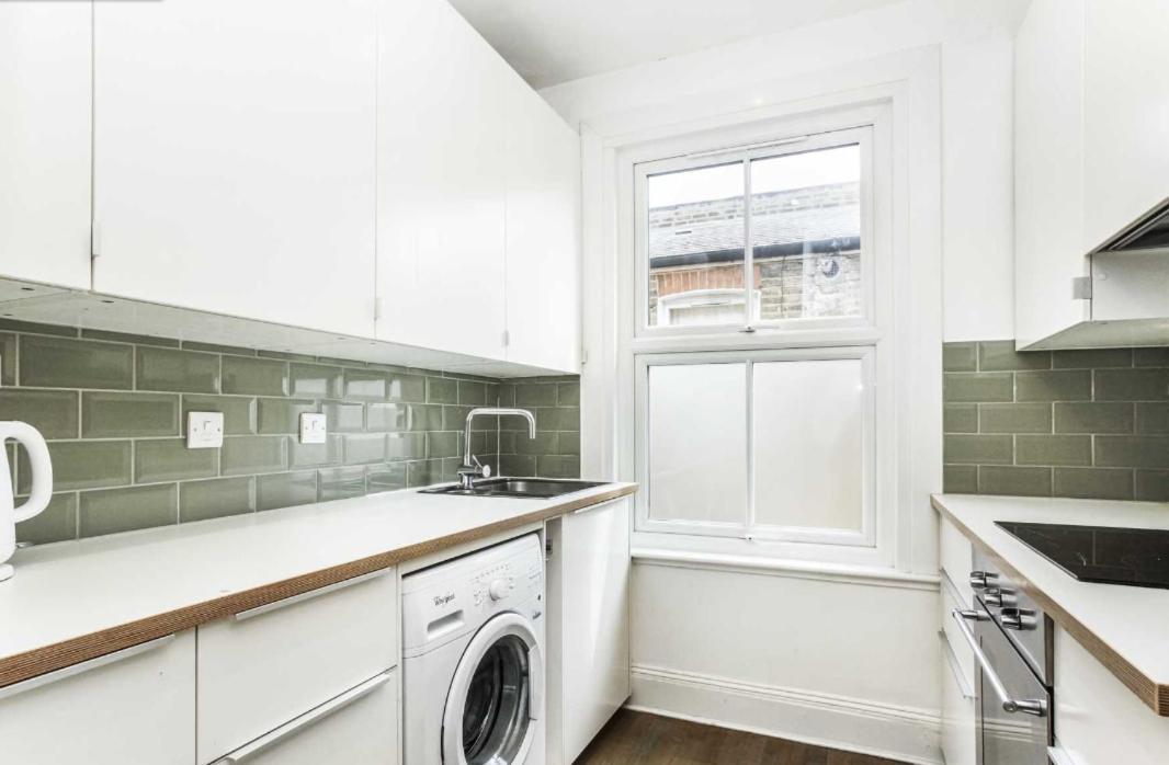 Bright And Stylish 2 Bedroom First Floor Flat *