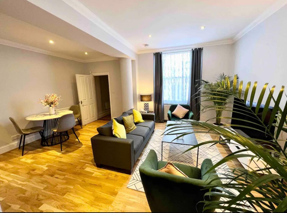 Spacious 2 Bed In The Heart Of Kensington * Londen