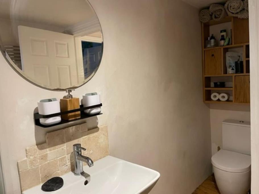 Artistic Spacious Flat In Brixton * Londres