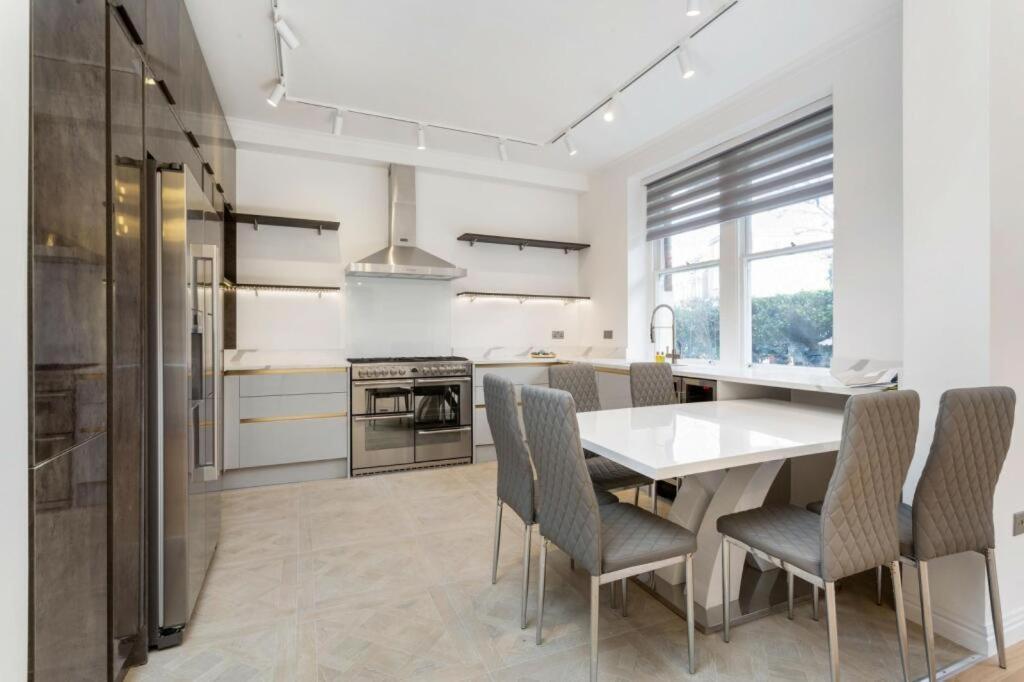 Modern Chelsea Flat, 3bd 2bath, With Parking * London