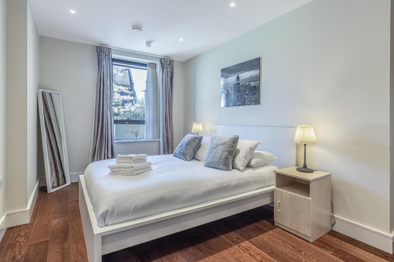 Appartement 3 Bedrooms Close To Canning Town & Excel Londen