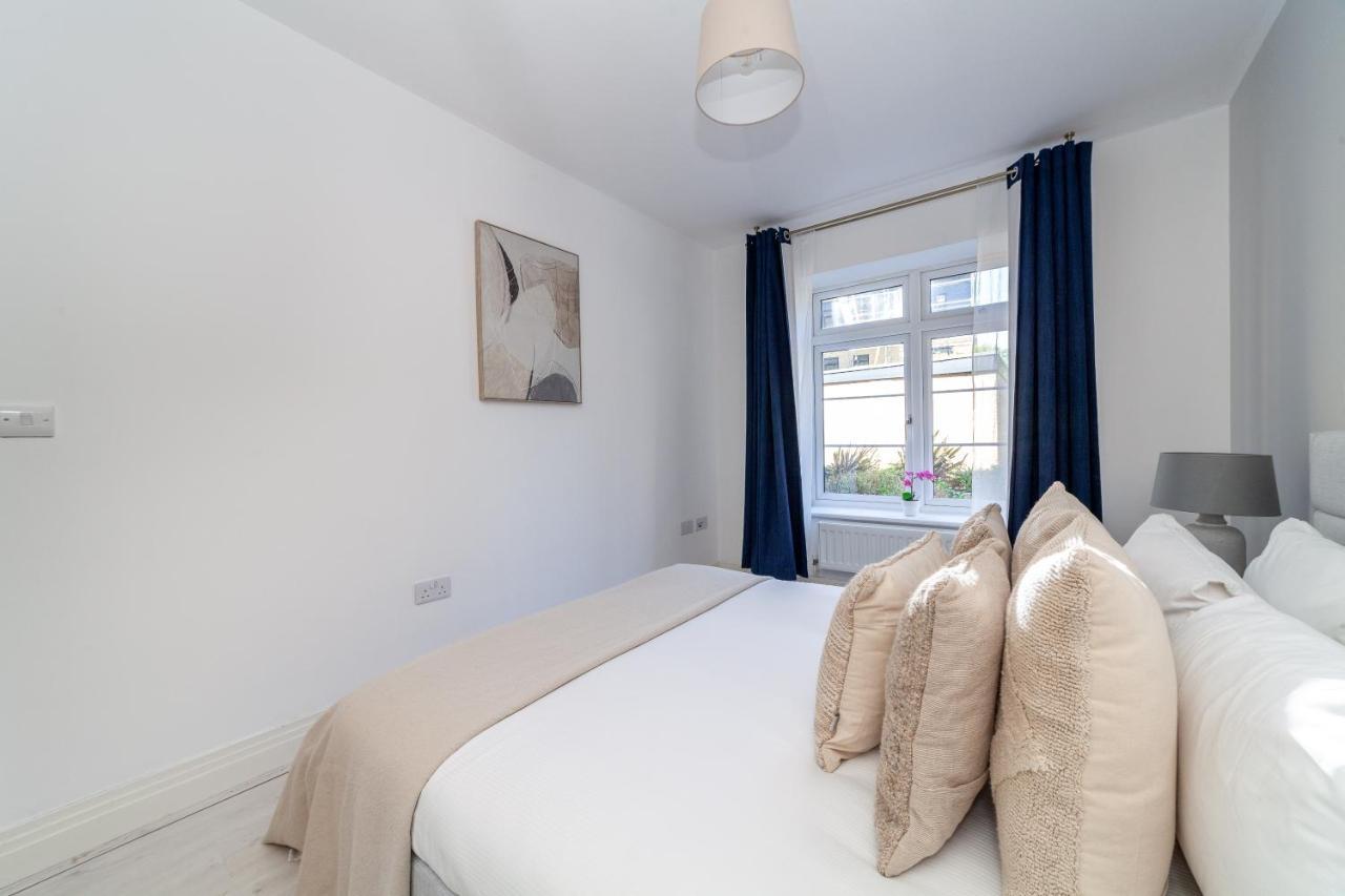 The Isleworth Collection * Londen