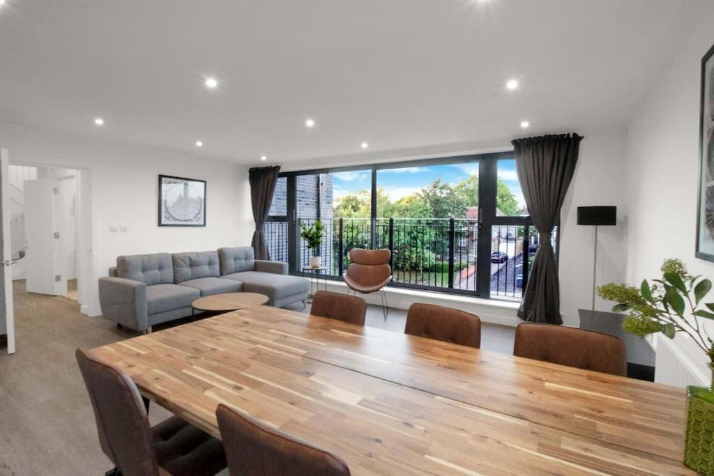 Modern Penthouse In Wembley