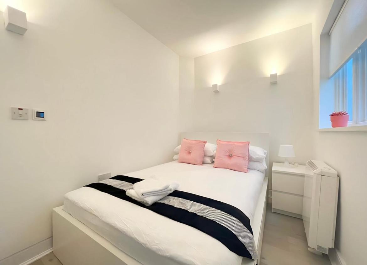 Hyde Park Two Bed Apartment *