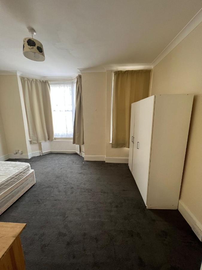 East 2 Bedroom * London