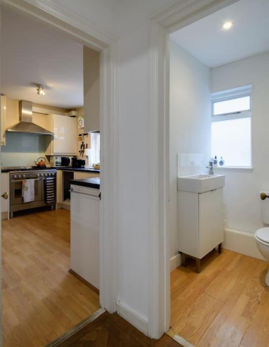 1 Bed Townhouse In Battersea Close To River Thames Londen