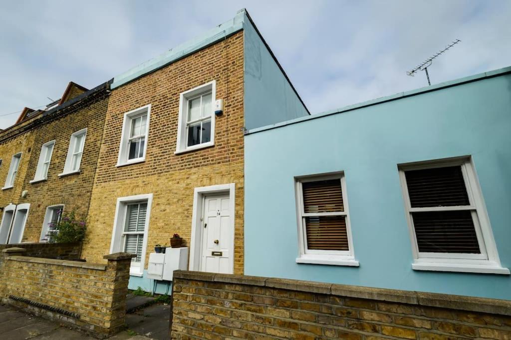 1 Bed Townhouse In Battersea Close To River Thames *