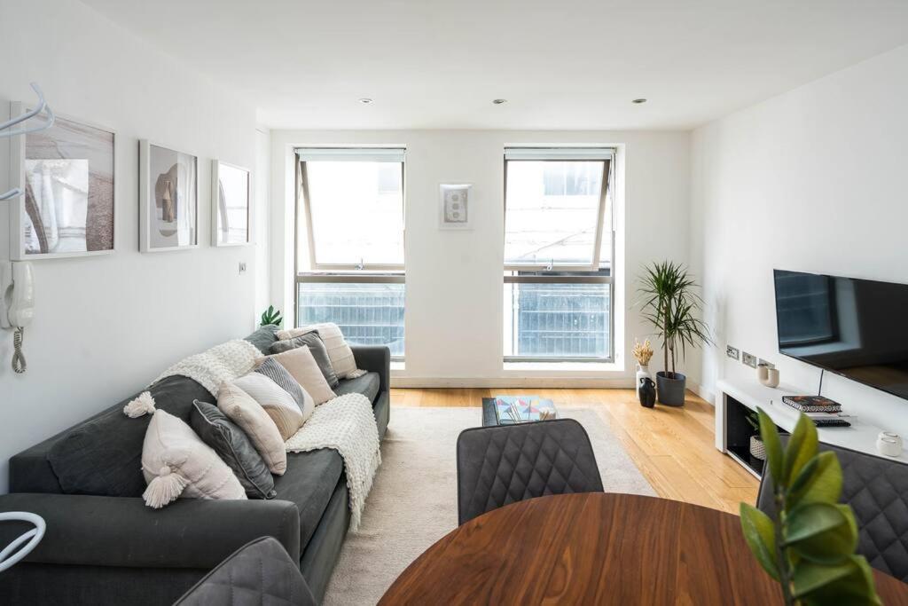Renovated 2br, 2ba Near Hyde Park 1 Min From Tube Londen