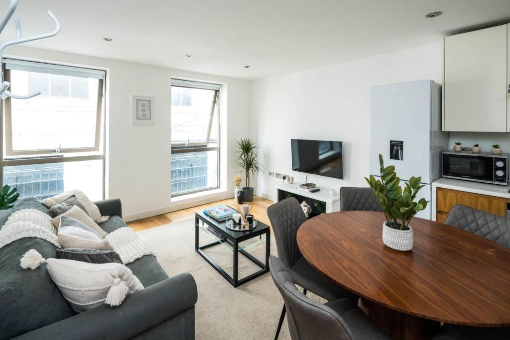 Renovated 2br, 2ba Near Hyde Park 1 Min From Tube * Londen