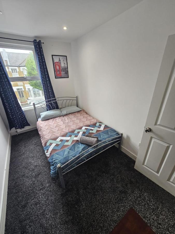 Double Bedrooms In Spacious And Modern Homestay