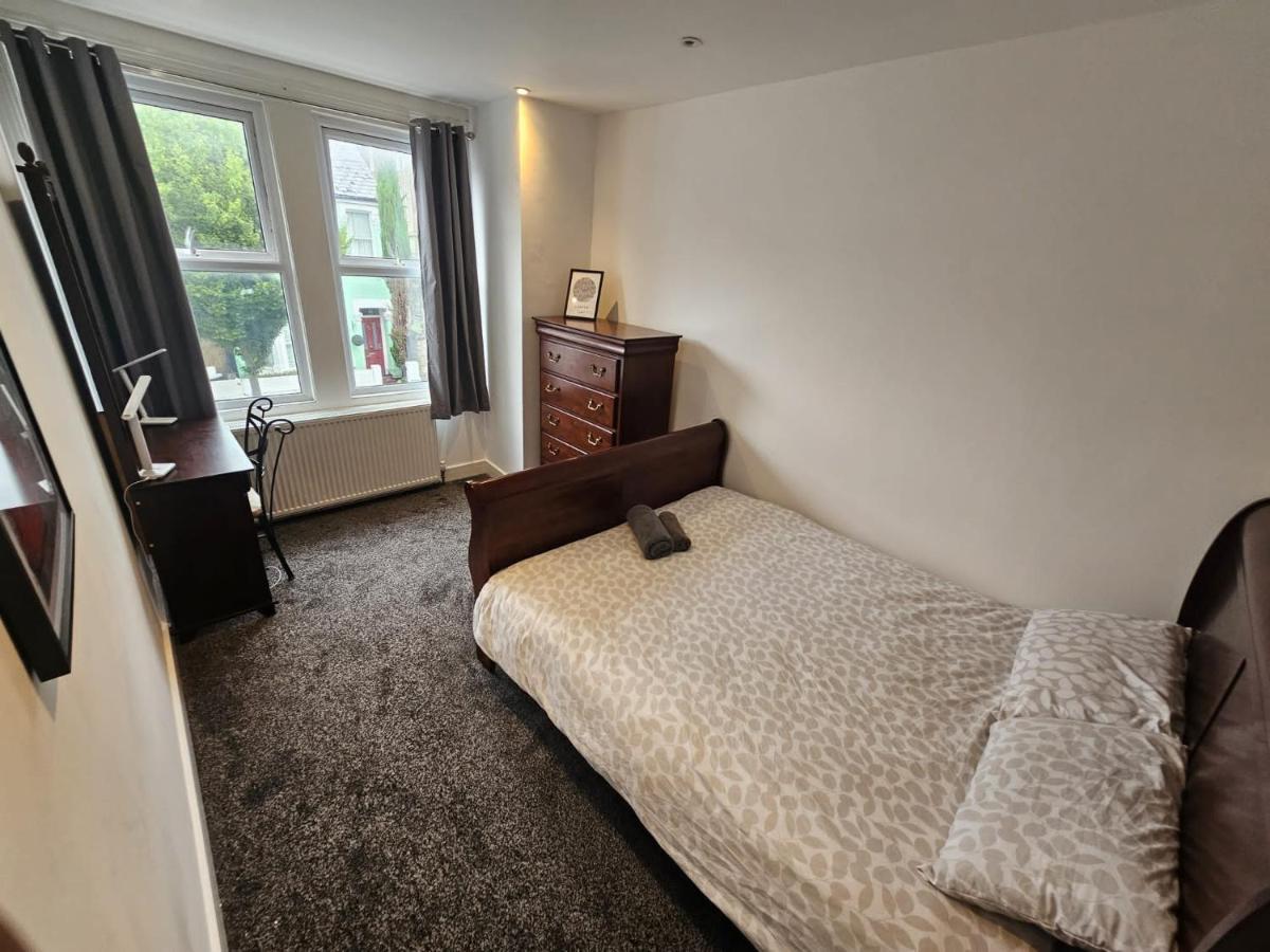 Double Bedrooms In Spacious And Modern * London