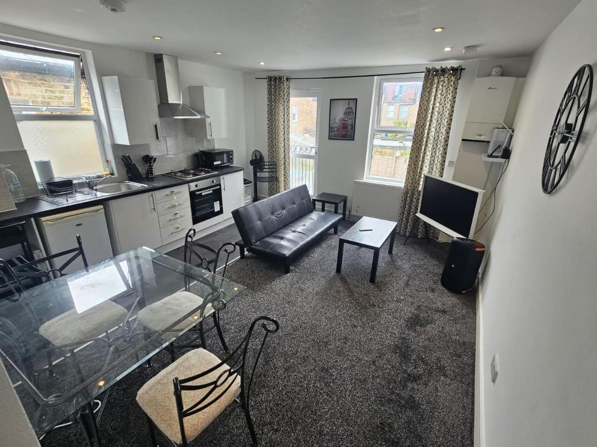 Double Bedrooms In Spacious And Modern Homestay