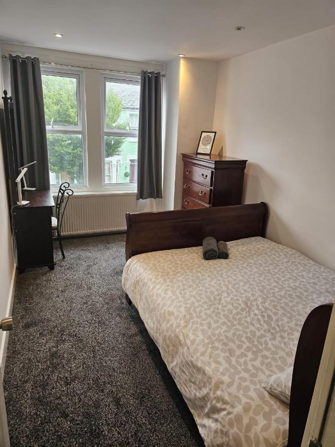 Homestay Double Bedrooms In Spacious And Modern