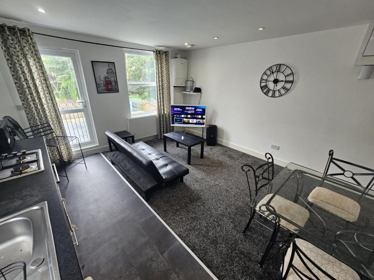 Double Bedrooms In Spacious And Modern Homestay