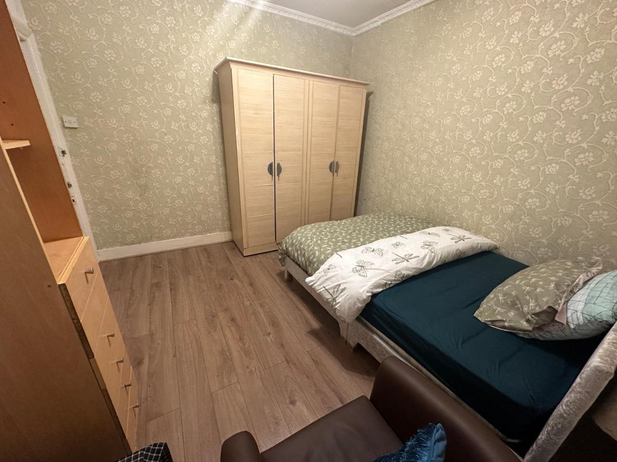 4 Double Bed Family 15 Mins From Central Ldn Appartement