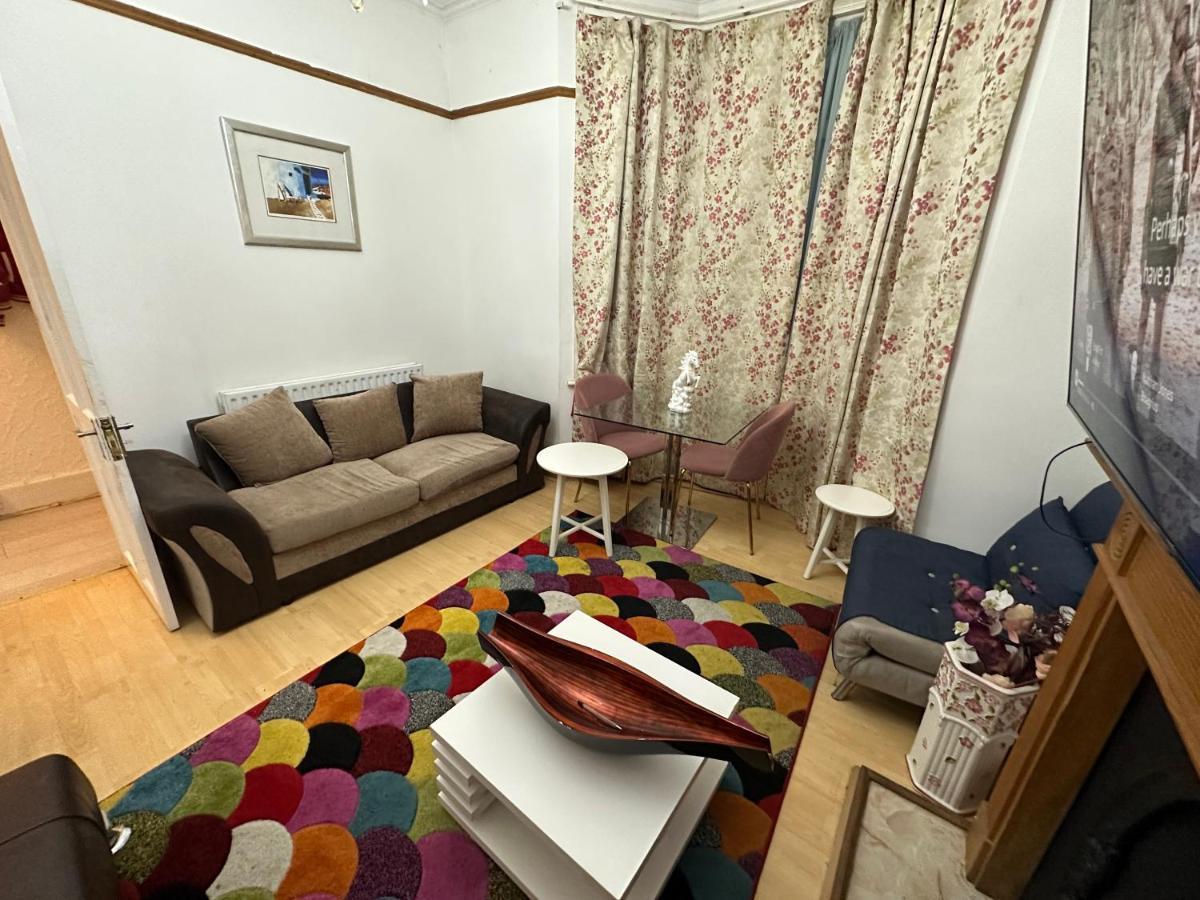 4 Double Bed Family 15 Mins From Central Ldn Appartement *