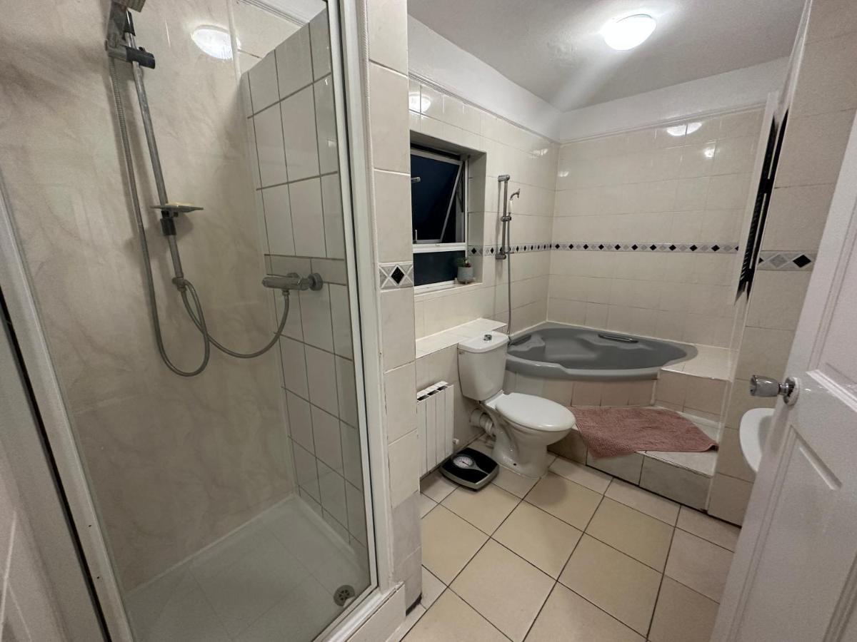 4 Double Bed Family 15 Mins From Central Ldn Appartement Londen