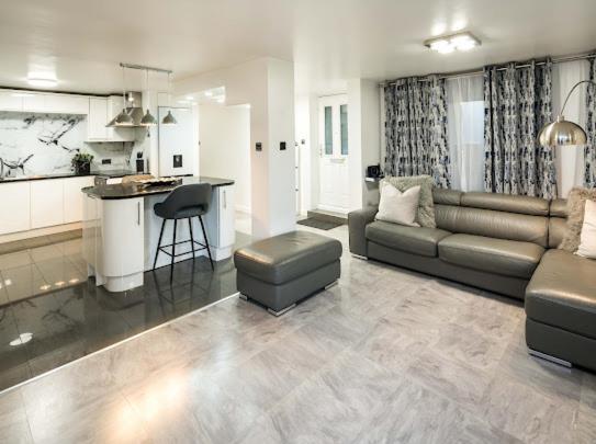 Apartment New Modern Hybrid 4 Bedroom 7 Bed 9 Guest Capacity London
