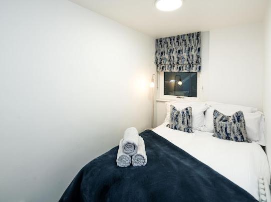 Apartment New Modern Hybrid 4 Bedroom 7 Bed 9 Guest Capacity *