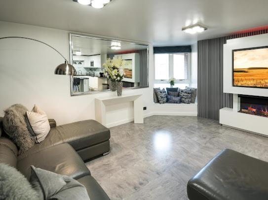 New Modern Hybrid 4 Bedroom 7 Bed 9 Guest Capacity * London