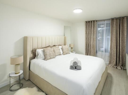 New Modern Hybrid 4 Bedroom 7 Bed 9 Guest Capacity Apartment London